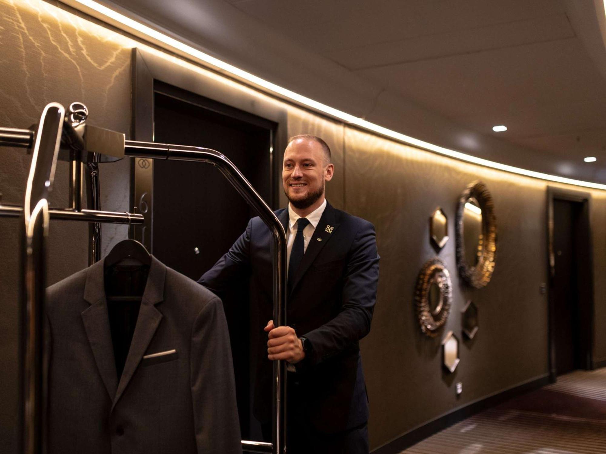 Готель Sofitel Frankfurt Opera Франкфурт-на-Майні Екстер'єр фото A bellboy at the Mandarin Oriental, Munich