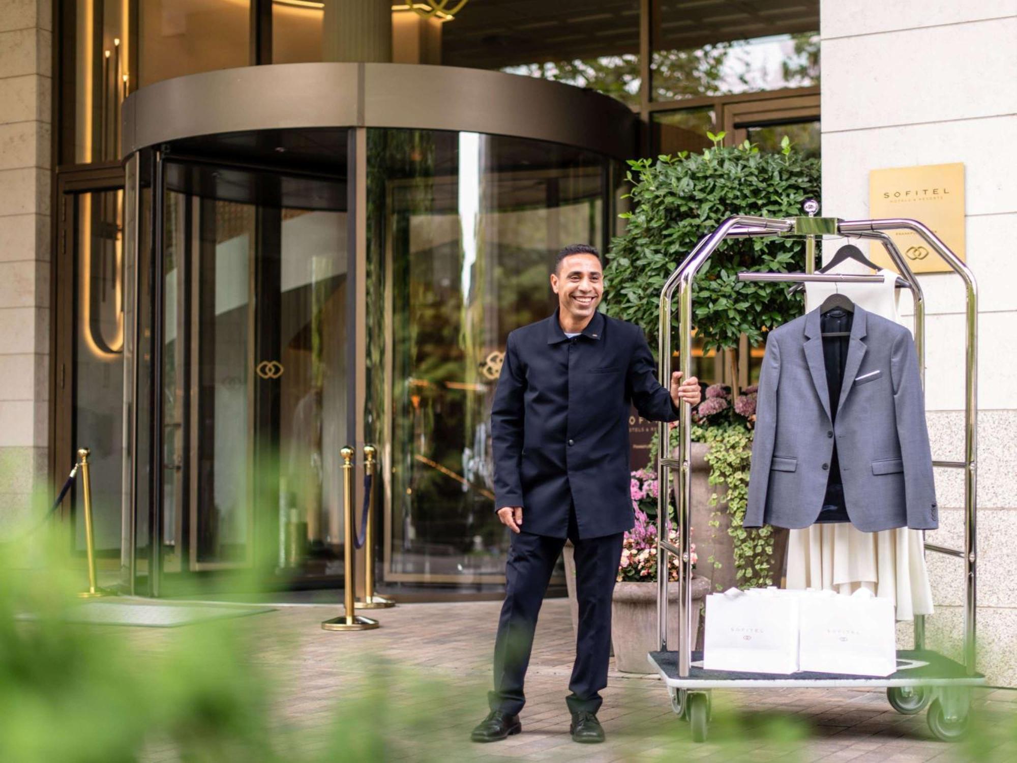 Готель Sofitel Frankfurt Opera Франкфурт-на-Майні Екстер'єр фото A bellboy at the entrance of a hotel