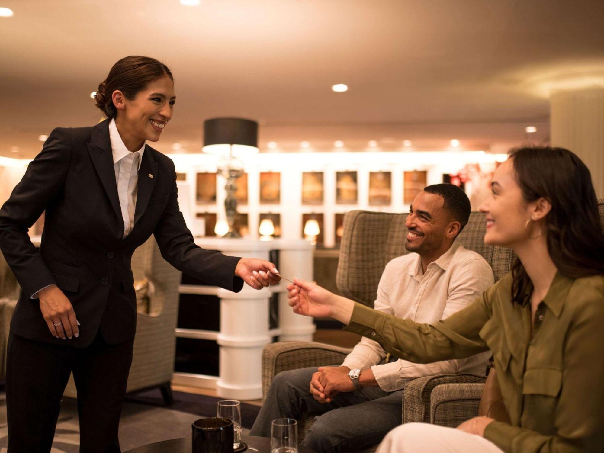 Готель Sofitel Frankfurt Opera Франкфурт-на-Майні Екстер'єр фото A hotel manager greeting guests