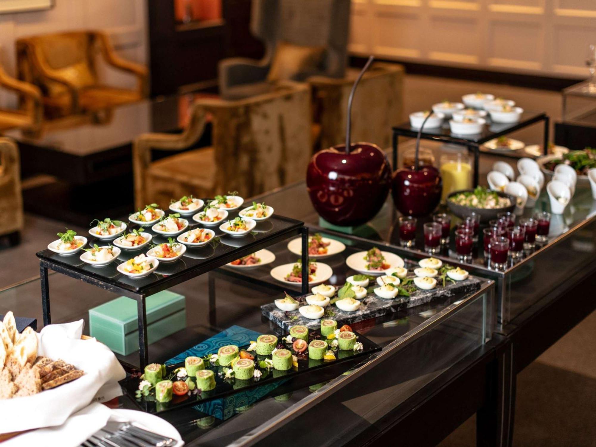 Готель Sofitel Frankfurt Opera Франкфурт-на-Майні Екстер'єр фото A buffet at a hotel