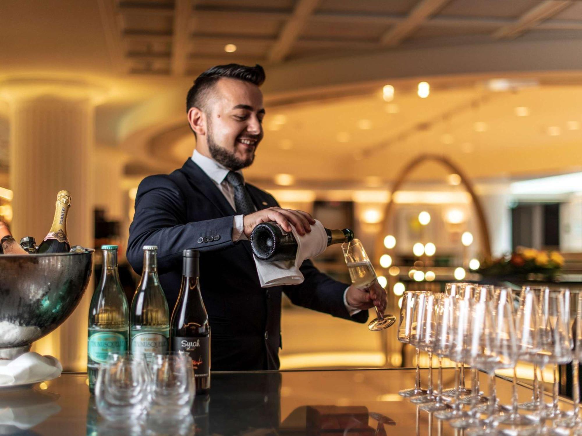 Готель Sofitel Frankfurt Opera Франкфурт-на-Майні Екстер'єр фото A sommelier at work