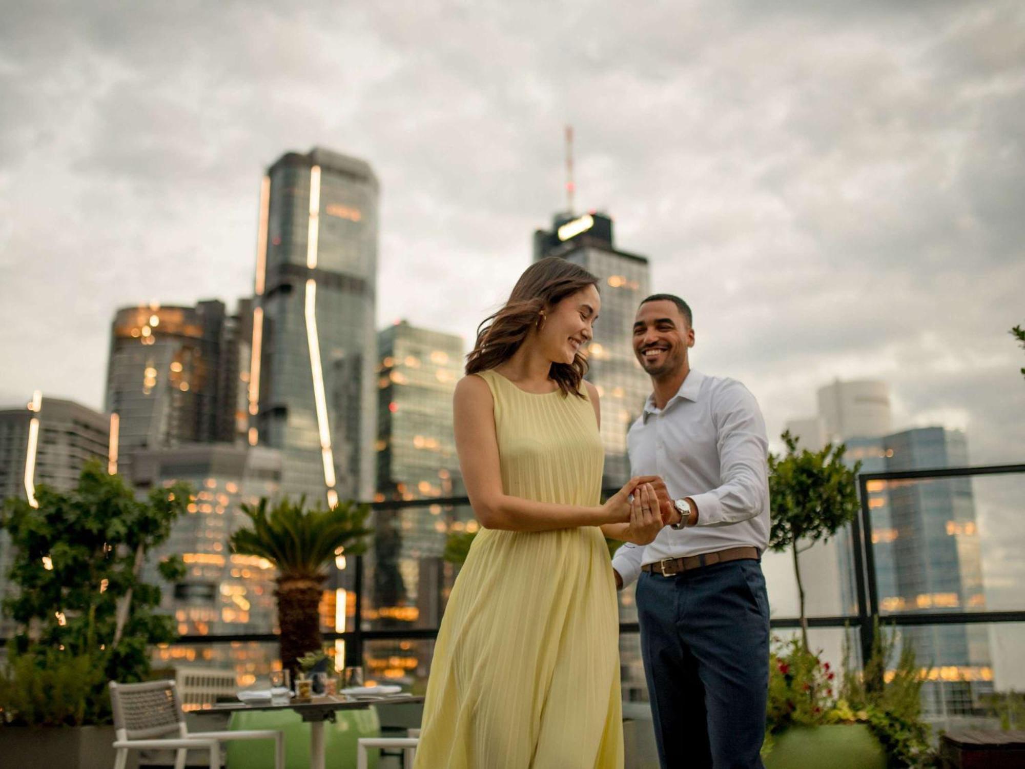 Готель Sofitel Frankfurt Opera Франкфурт-на-Майні Екстер'єр фото A couple dancing