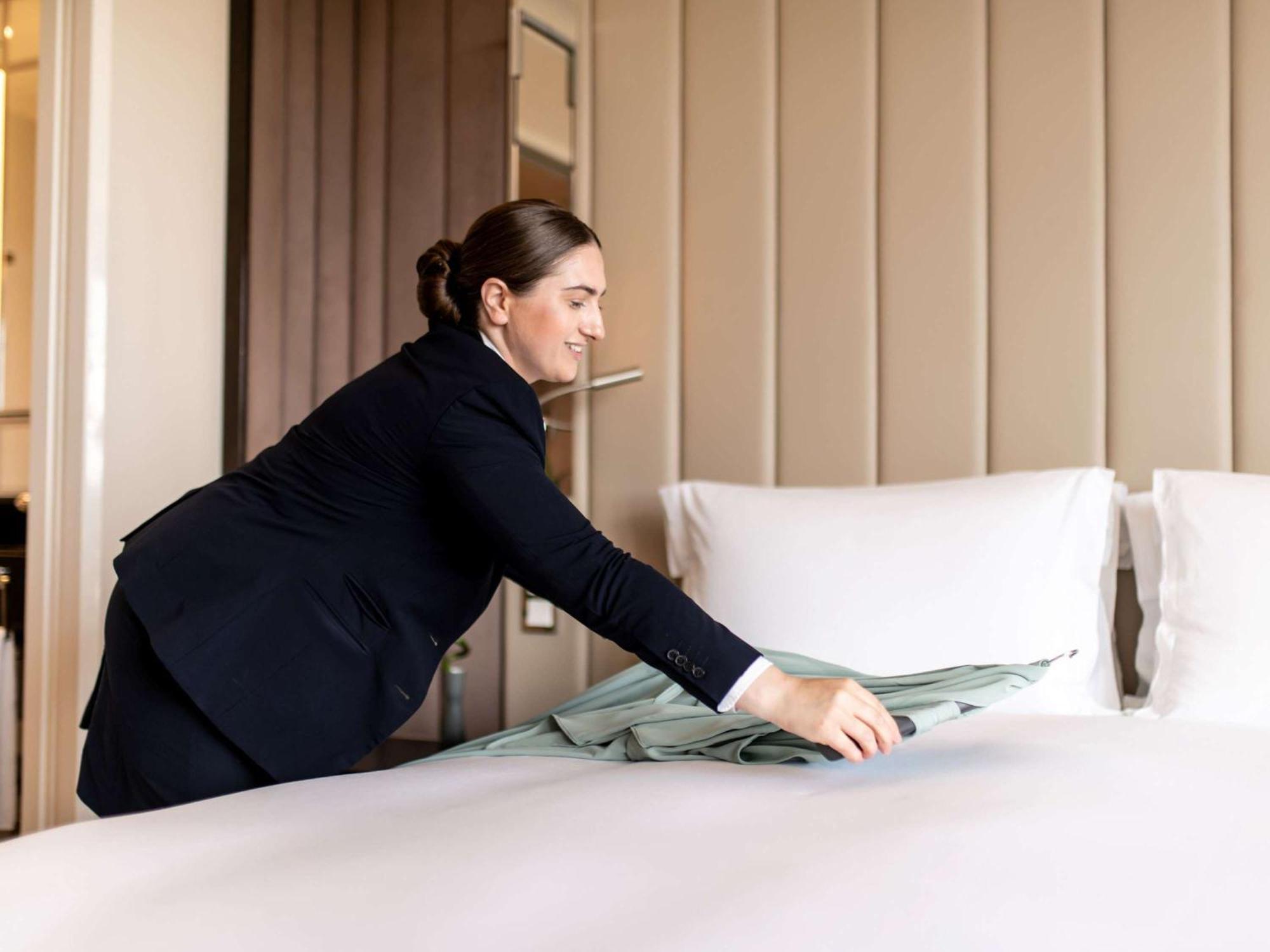 Готель Sofitel Frankfurt Opera Франкфурт-на-Майні Екстер'єр фото A chambermaid making a bed