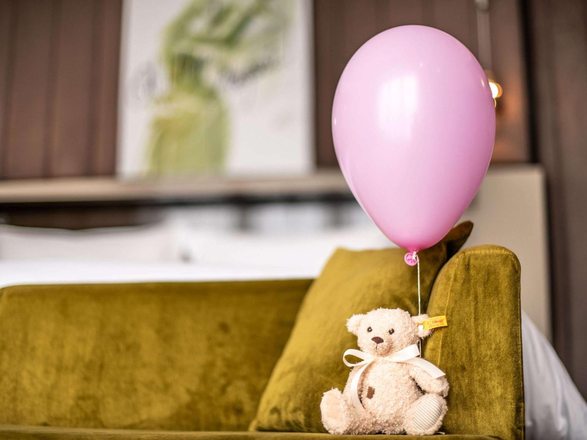 Готель Sofitel Frankfurt Opera Франкфурт-на-Майні Екстер'єр фото A teddy bear with a balloon