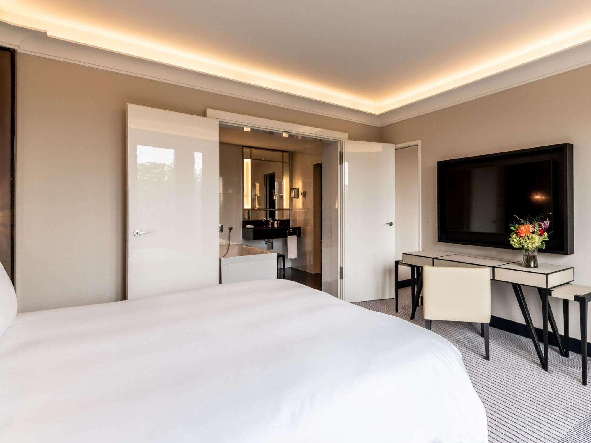 Готель Sofitel Frankfurt Opera Франкфурт-на-Майні Екстер'єр фото A bedroom at the hotel